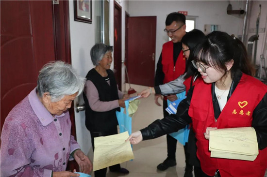 为老年人发放《百姓法治宝典》等普法宣传资料