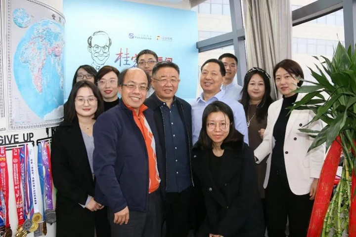 尚公银行保险法律事务中心与青岛办公室一行参观法宣在线